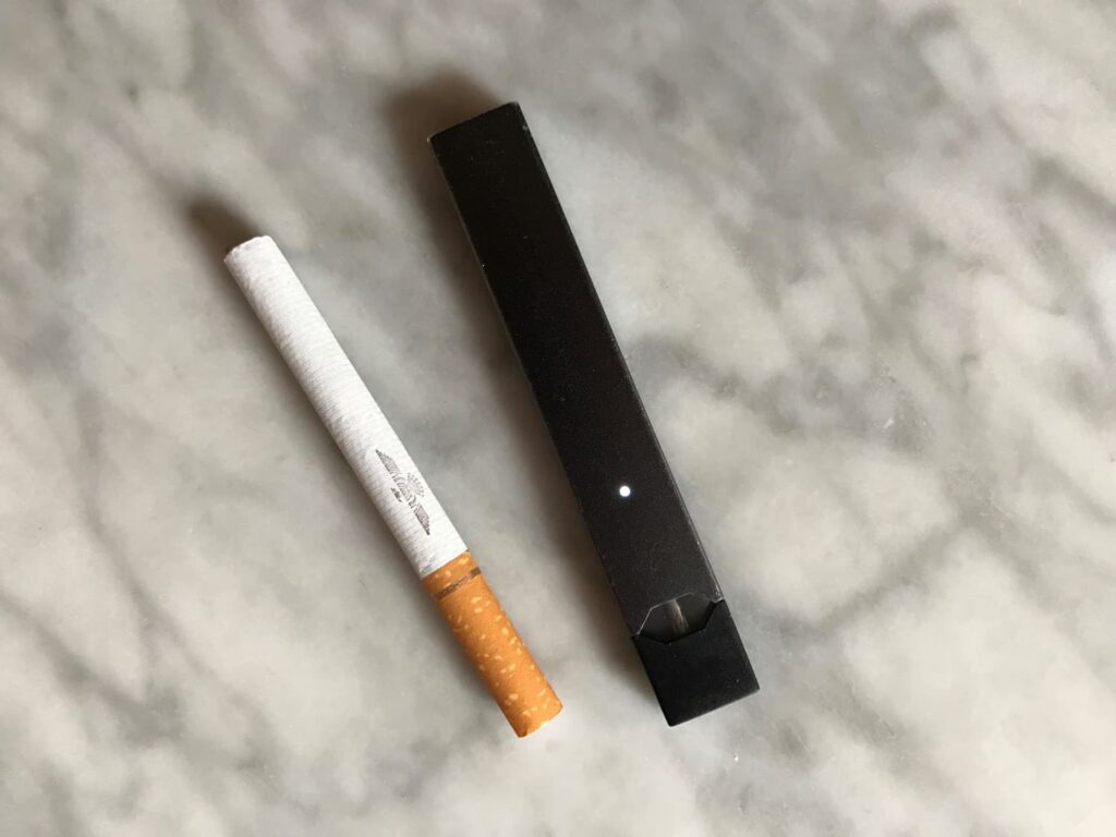 سيجارة Juul أمام سيجارة عادية