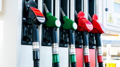 الإمارات تخفض أسعار البنزين في مايو 2022