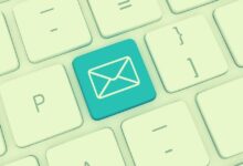 ما هو دور البريد الإلكتروني في الاتصالات التجارية؟