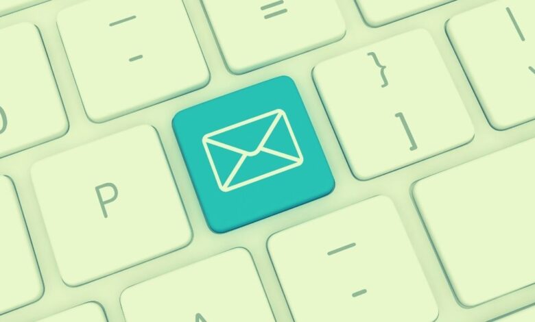ما هو دور البريد الإلكتروني في الاتصالات التجارية؟