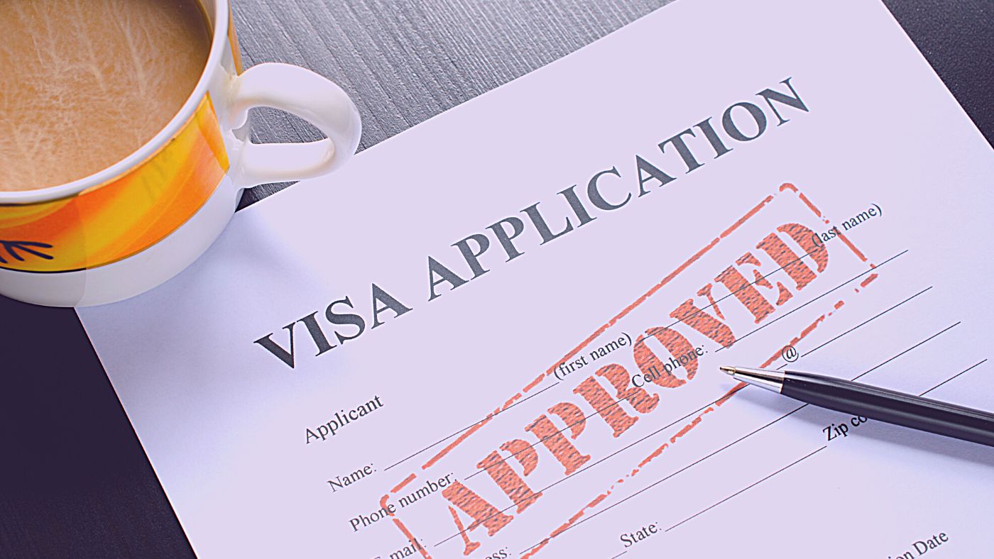 في الإمارات: هل يجب أن أدفع مقابل التأشيرة في المطار إذا انتهت إقامتي؟