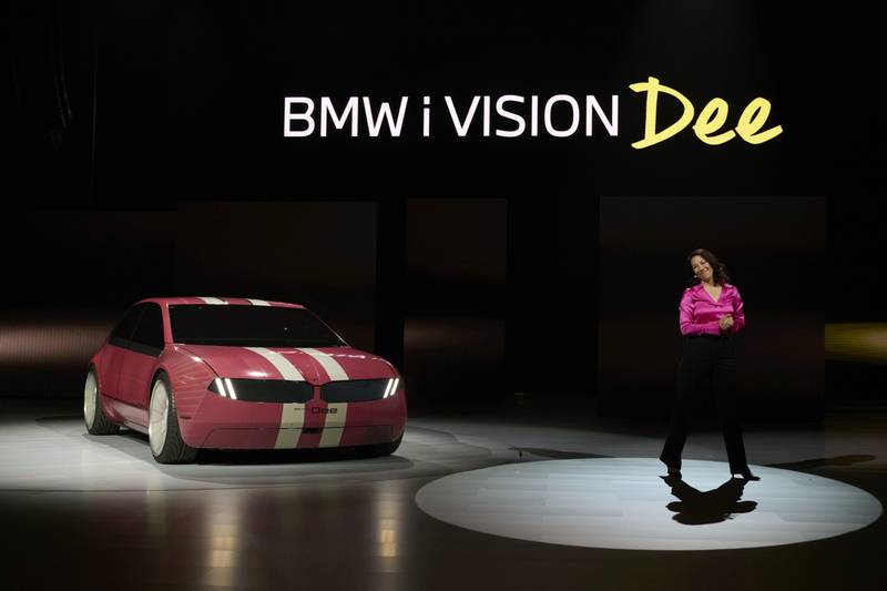 الكشف عن سيارة BMW i Vision Dee مع قدرات تغيير اللون!