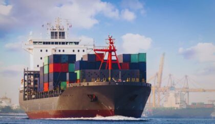 شركات شحن عملاقة تعلق حركة مرور الحاويات عبر البحر الأحمر بسبب مخاوف أمنية متزايدة