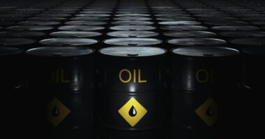 تراجع أسعار النفط بعد هجوم إيران على إسرائيل وتوقعات باستقرار السوق
