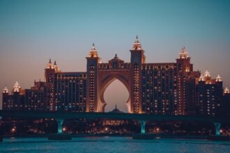 زيادة في الطلب على الوظائف الموسمية في فنادق الإمارات مع اقتراب موسم الذروة