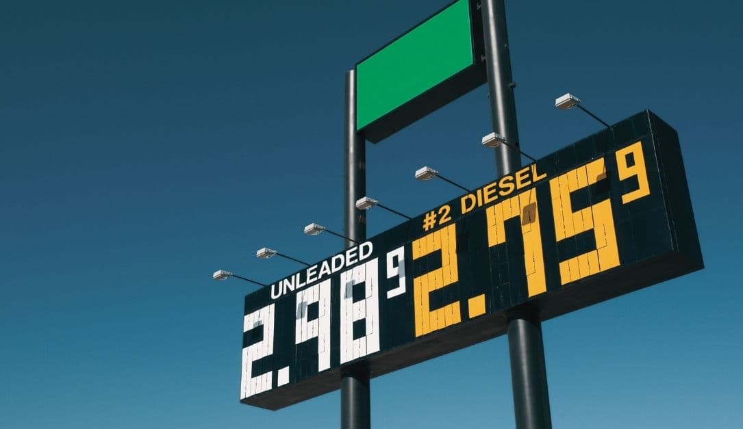 انخفاض أسعار الوقود في الإمارات في نوفمبر 2023