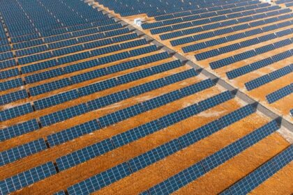 توقيع اتفاقية لتطوير أكبر محطة للطاقة الشمسية في السعودية